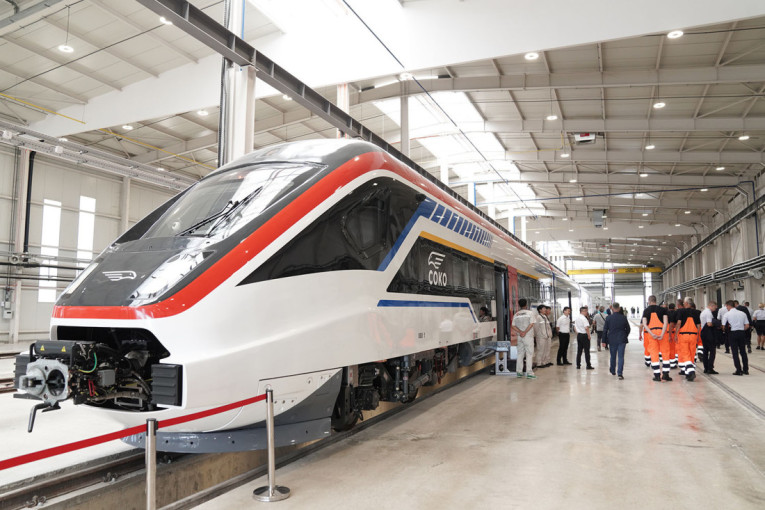 Zavirite u novi kineski brzi voz, dizajniran po meri za srpske pruge: 250 mesta, "leti" 200 kilometara na sat (FOTO/VIDEO)