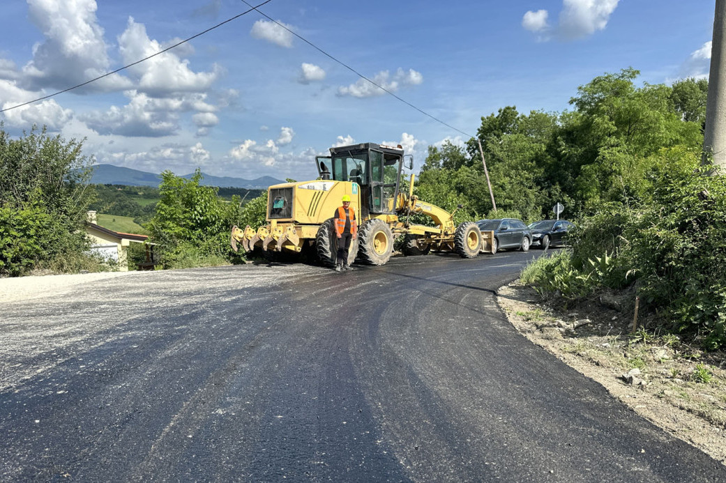 Obećano - ispunjeno: Novi asfaltni putevi umesto starih i oštećenih tokom izgradnje auto-puta, stigao spas za stotine meštana čačanskih sela
