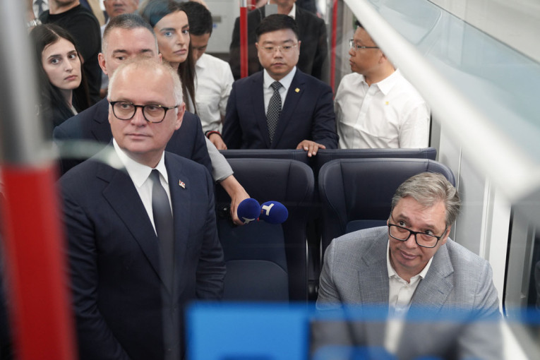 Vučić se oduševio udobnošću novog kineskog voza: Ako mogu ja sa 120 kilograma da sednem normalno...