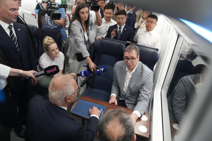 Vučić se oduševio udobnošću novog kineskog voza: Ako mogu ja sa 120 kilograma da sednem normalno...
