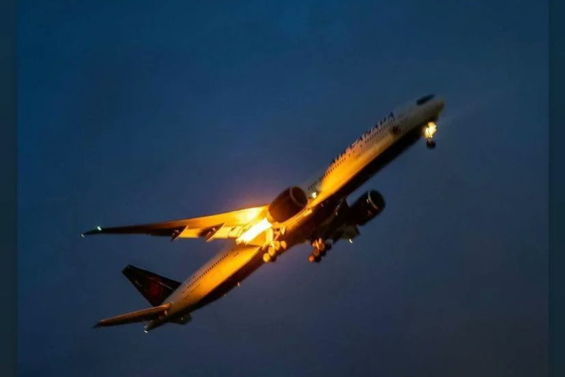 Boing 777 se zapalio u vazduhu! U njemu bilo oko 400 putnika, hitno se vratio na aerodrom odakle je poleteo (VIDEO)