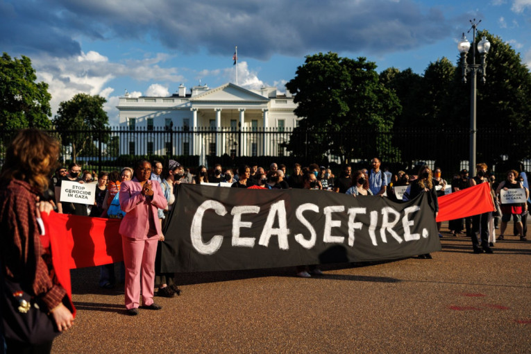 Demonstranti najavili da će opkoliti Belu kuću! Oko rezidencije predsednika SAD podignuta ograda (FOTO)