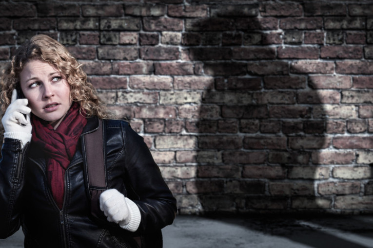 Porodično nasilje u Surčinu: Žena smeštena u psihijatrijsku kliniku nakon što je napala majku i sestru!