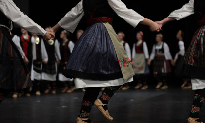 Došla iz Kine, a srce joj zaigra čim čuje srpsko kolo! Eli obukla narodnu nošnju i osvojila celu Osečinu (VIDEO)