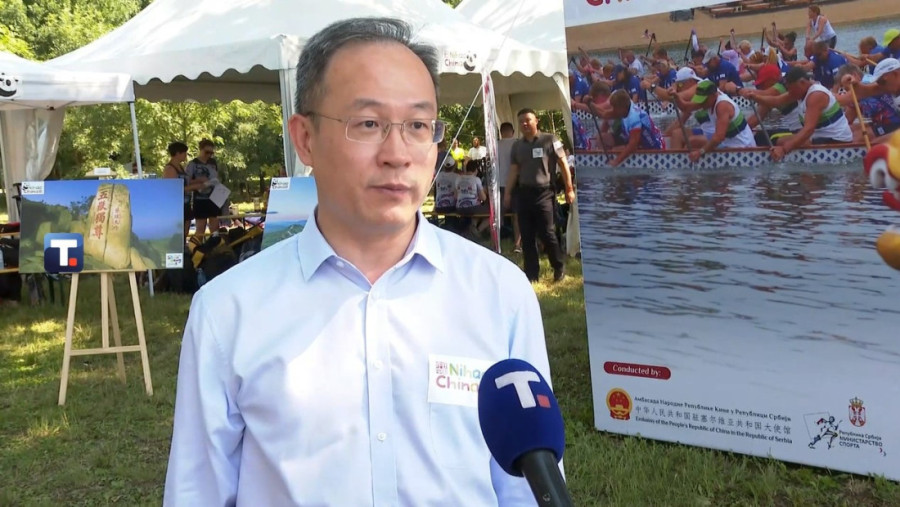 Simbol prijateljstva Kine i Srbije: Ambasador Li otvorio takmičenje zmajevih čamaca u Beogradu (VIDEO)