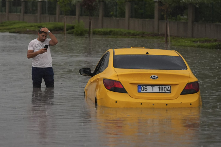 Obilne padavine pogodile Ankaru: Voda preplavila metro-stanice, glavni putevi zatvoreni! (FOTO)
