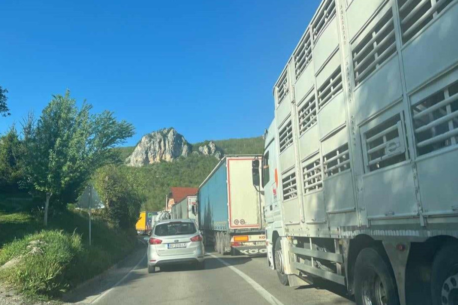 Zbog radova u međuzoni, danas od 10 do 18 obustavlja se saobraćaj za kamione i šlepere preko ovih graničnih prelaza u Srbiji