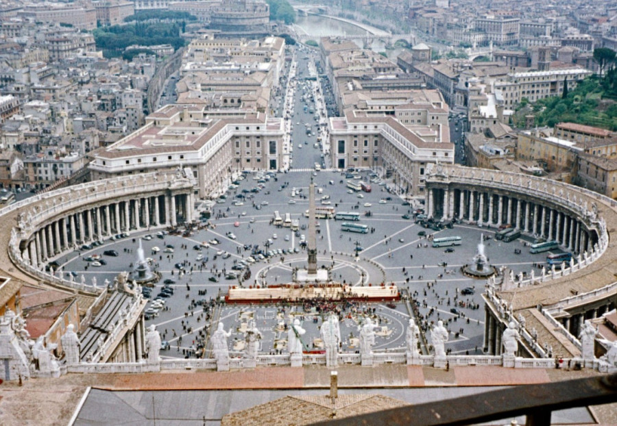 Vatikan ide u korak s vremenom: Papa uvodi veb-kameru u grobnicu Svetog Petra u Rimu, a koristi se i veštačka inteligencija!