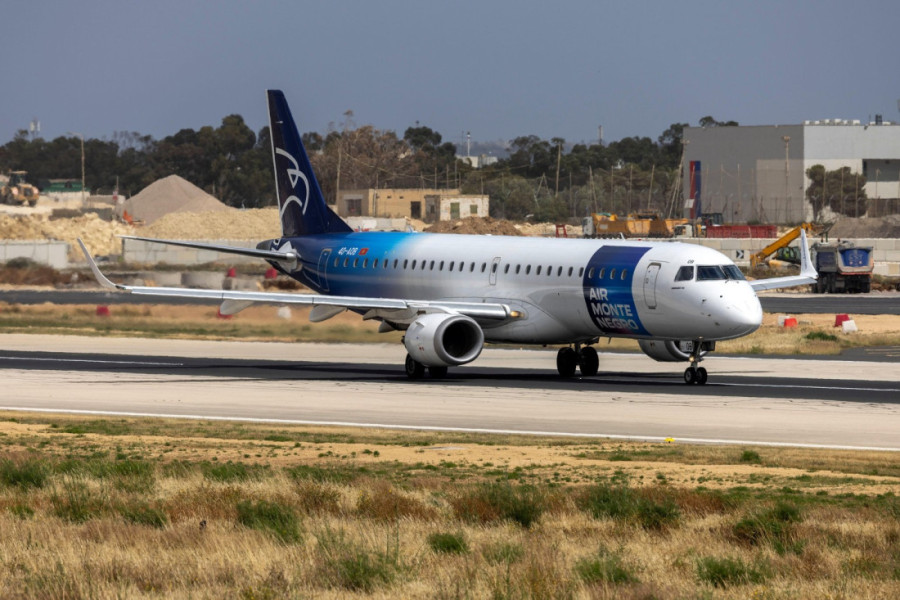 Pakao na aerodromu u Crnoj Gori: Putnici se smrzli čekajući avion, poleteli tek posle 16 sati!