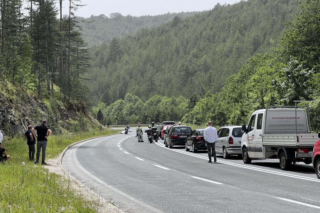 Obustavljen saobraćaj preko Borove Glave: Prve slike sa mesta teške nesreće kod Zlatibora, vozila i dalje stoje (FOTO)