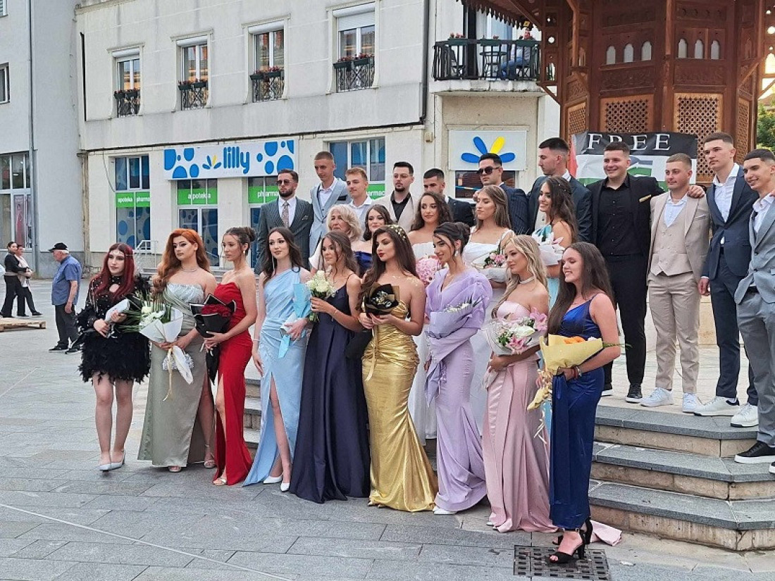 Oni su ponos Sjenice: Ena i Almin predvodili su maturski defile, mnogo toga su postigli za četiri godine ali veliki planovi tek slede (FOTO)