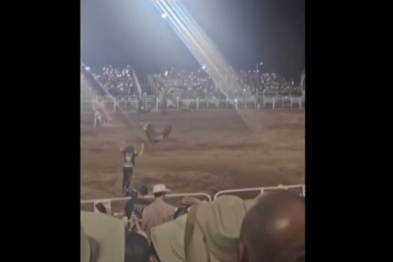 Drama na rodeu: Bik preskočio ogradu visoku dva metra, napao ženu u publici (VIDEO)