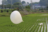 Seulu tokom noći poslato 310 balona sa smećem: Severna Koreja Južnoj preko granice poslala novi "poklon"