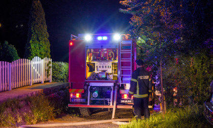 Izbio požar u lokalu brze hrane: Vatrogasci na licu mesta (VIDEO)