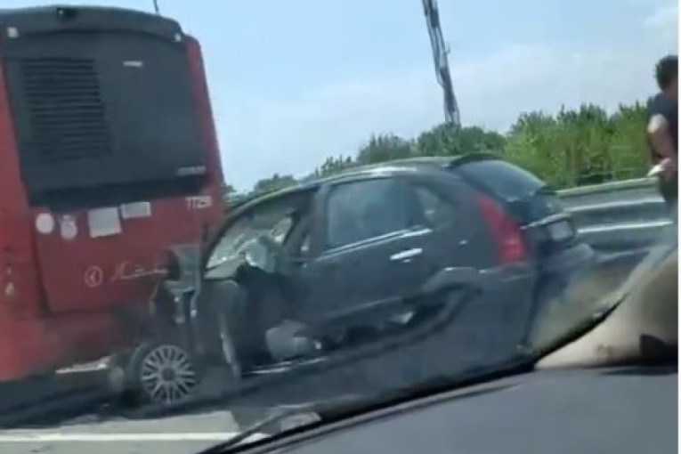Težak udes kod Orlovače: U sudaru automobila i autobusa jedna osoba teško povređena