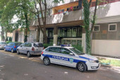 24sedam na Novom Beogradu: Muškarac pretio da će da skoči sa zgrade! Stanari kažu -  ne živi ovde (FOTO)