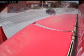 Snimak strašnog udesa kod Trstenika: Auto ogromnom brzinom uleteo u dvorište kuće i prevrnuo se na krov! (VIDEO)