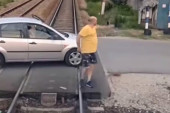 Verovali ili ne! Šok snimak iz Beograda: Čovek parkirao automobil nasred pruge, zaustavio voz i svađao se sa  mašinovođom! (VIDEO)