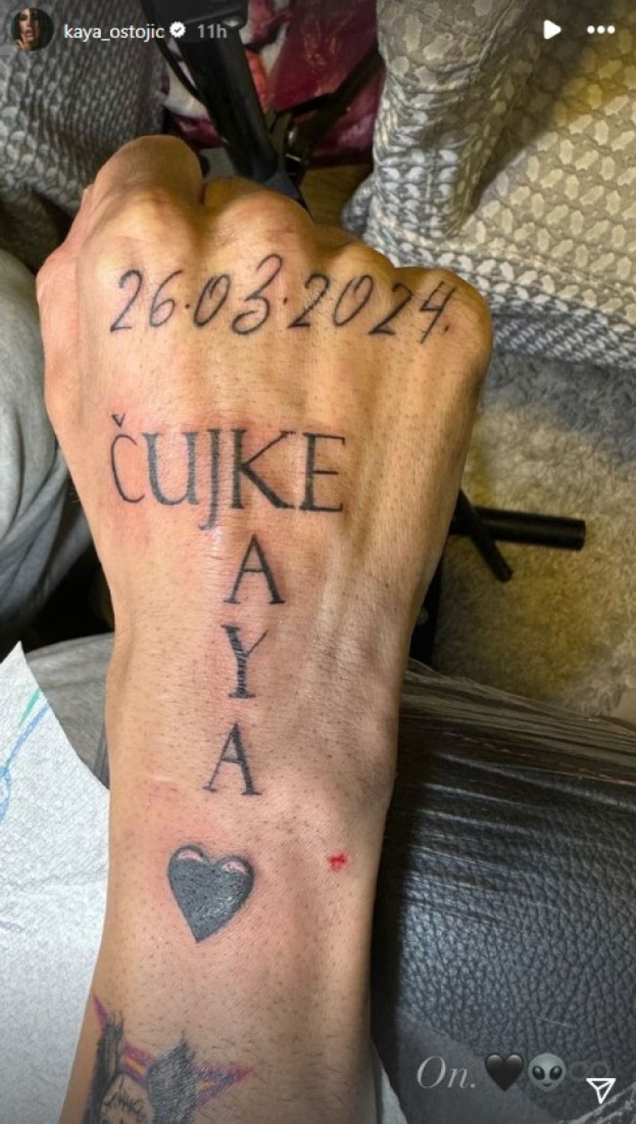 Kaja i njen verenik jedno drugom posvetili tetovaže! Evo šta će pevačici zauvek pisati ispod grudi (FOTO)