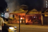 Haos u kafani na Bogosloviji: Gost tokom svađe zapalio stolicu, buknuo požar (VIDEO)