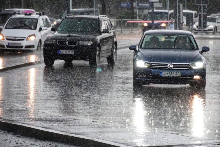 Naredna dva dana pod crvenim meteo-alarmom: Danas nestabilno i svežije, kiša i pljuskovi sa grmljavinom u većem delu Srbije
