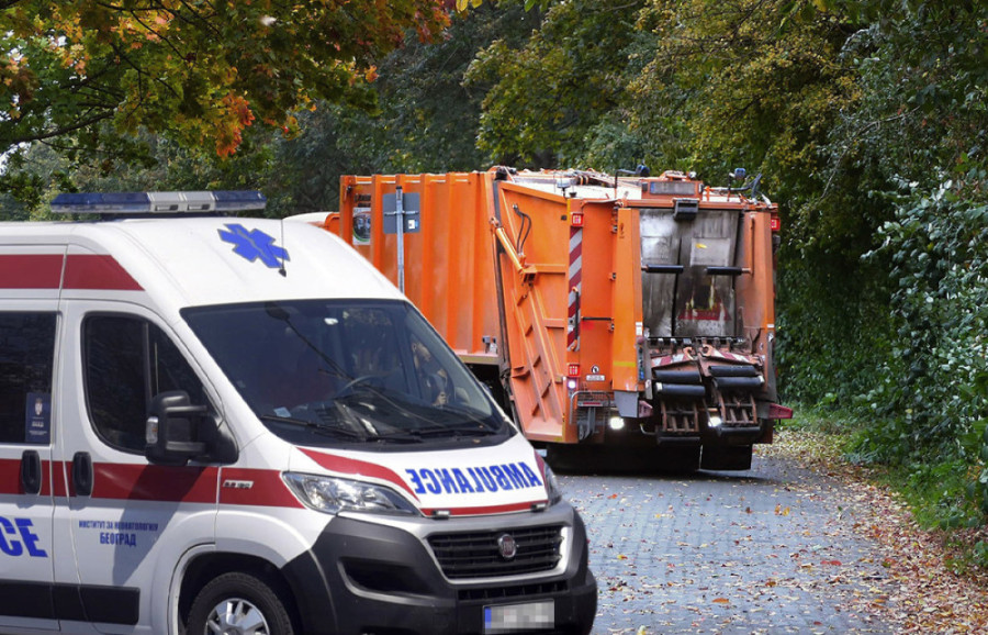 Bujica pretila da proguta ulicu! Radnik “Vodovoda” skočio na cev i svojim telom zaustavio pakao!