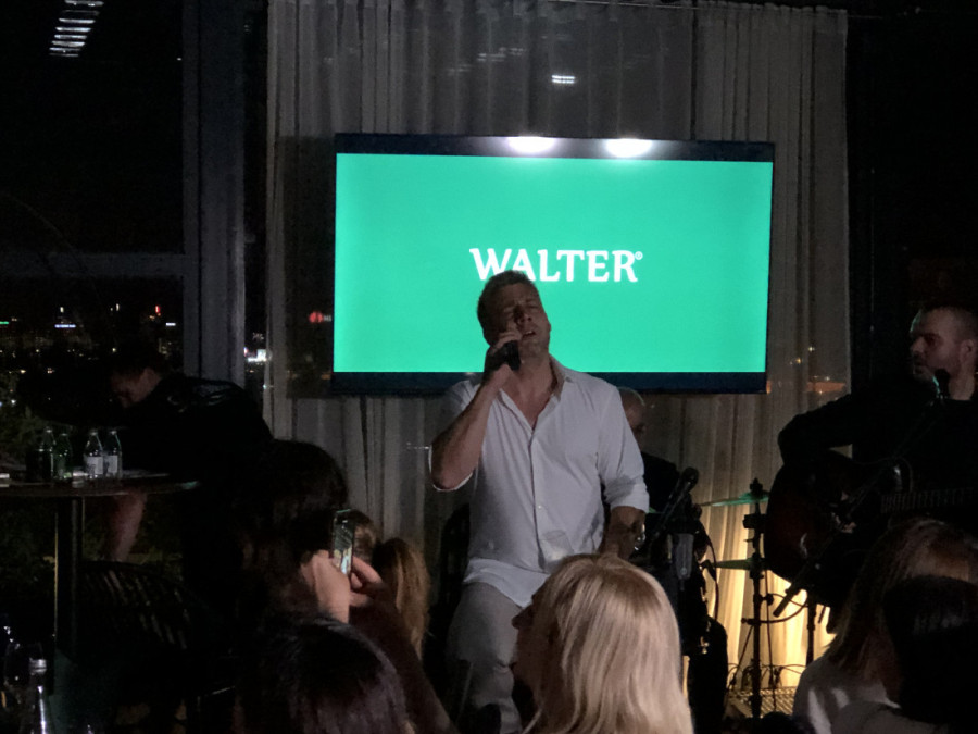 Ceca u bombastičnom izdanju! Minić, dekolte i - mrežaste čarape! (FOTO)