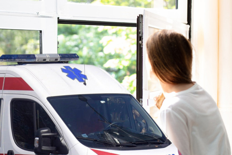 Devojka pala kroz prozor u Užicu!