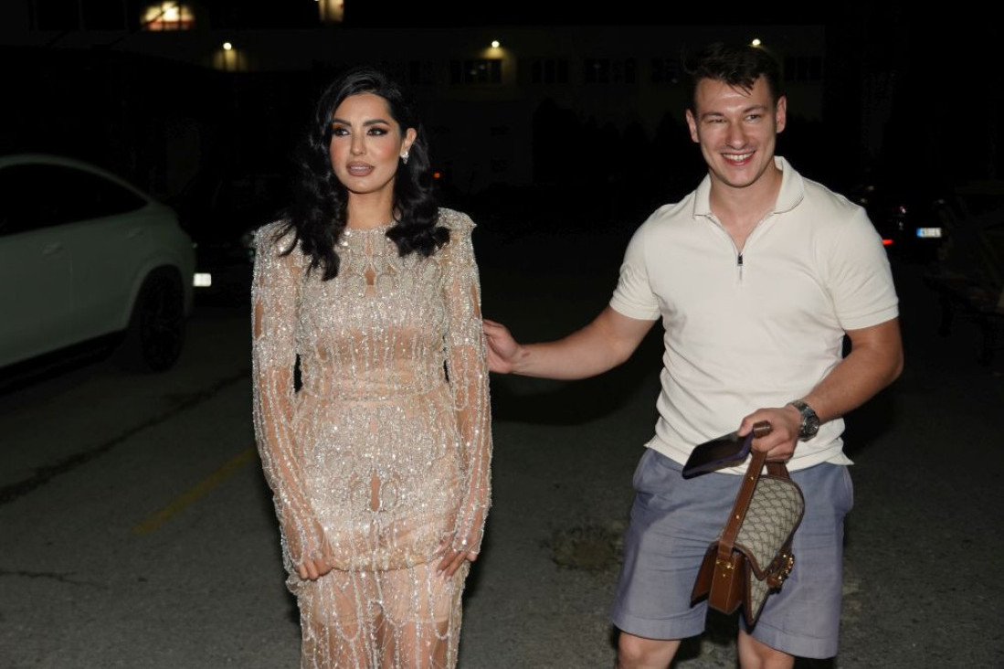 Romantičan gest u kasne sate! Tanju Savić dečko preneo preko praga: Šuška se da će uskoro svadba?