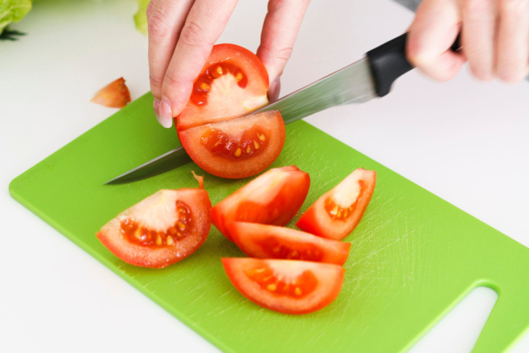 One su ubedljivo najteže za skidanje: Kako ukloniti fleke od paradajza?