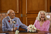 Njemu je 100, a njoj 96 godina, ali ljubav cveta! Mlada blistala u prelepoj haljini, pa poručila - "On se najbolje ljubi!"