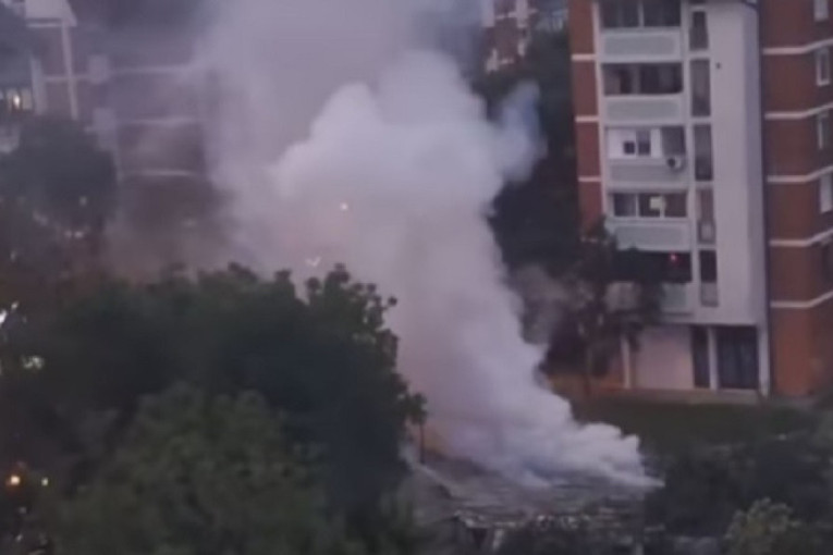 Zapalila se baraka u zoru! Veliki požar u Novom Sadu (VIDEO)