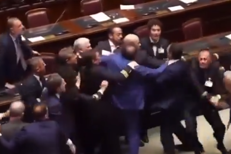 Opšta tuča u italijanskom parlamentu! Odjednom se sve pretvorilo u haos, jednog poslanika izneli u kolicima (VIDEO)