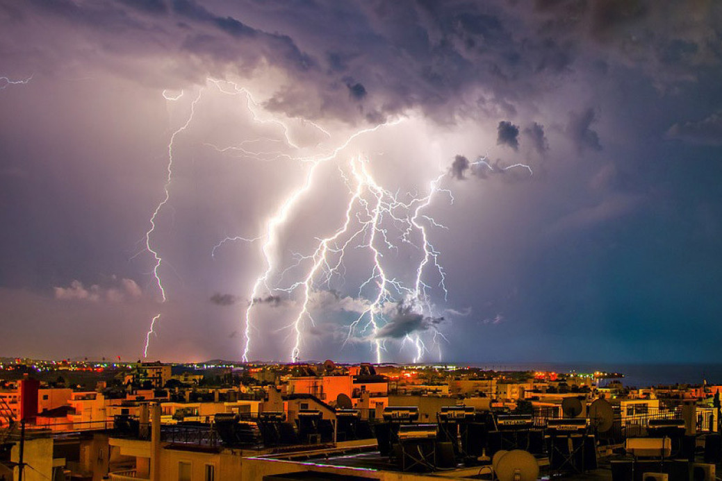 U Srbiju stiže "olujni šamar"! Nakon vrelog dana i tropske noći dolazi potop - – čuvajte se oluja i gromova