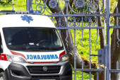 Srušila se gvozdena ograda na muškarca u Vlasotincu: Bez svesti prevezen u bolnicu