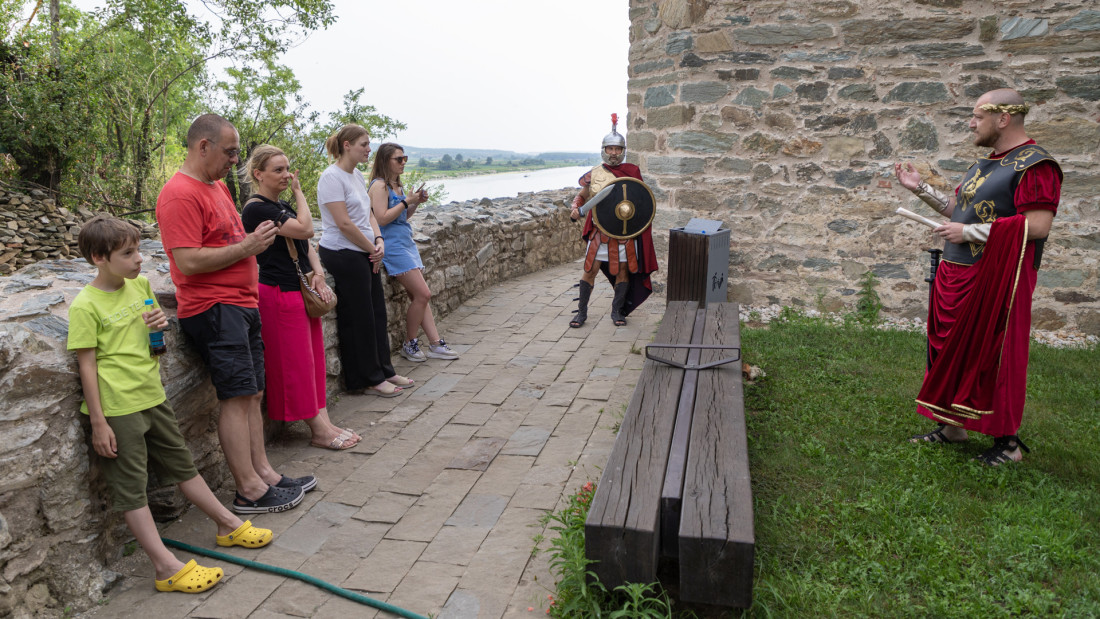 Ovo nisu vojnici, već novi vodiči na Ramskoj tvrđavi! I posetioci postaju deo istorije monumentalnog objekta! (FOTO)