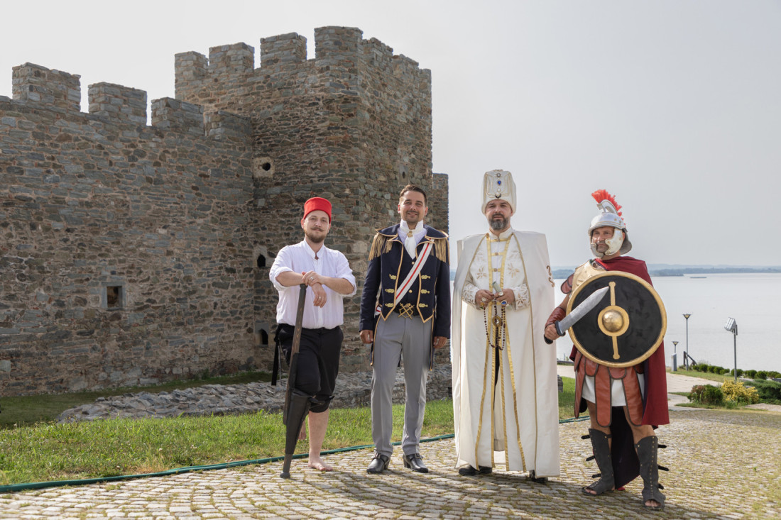 Ovo nisu vojnici, već novi vodiči na Ramskoj tvrđavi! I posetioci postaju deo istorije monumentalnog objekta! (FOTO)