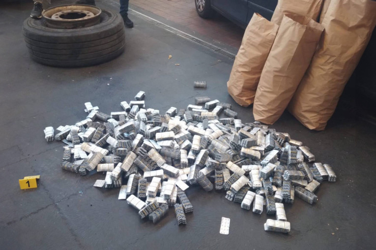 Tablete u gumama kamiona: Neverovatna zaplena u Novom Beogradu (FOTO)