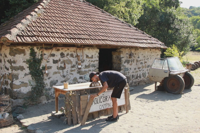 Jedinstven kamp na Balkanu: Kroz Magličgrad su prošli volonteri iz celog sveta - podno tvrđave žive kao što se živelo nekad (FOTO)