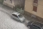 Grad zasuo Gornji Milanovac, tukao i u Topoli: Padao nekoliko minuta, probušio plastenike (VIDEO)