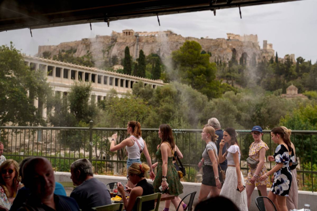 Šokantni snimci iz Grčke: Atina u plamenu, na Kritu temperatura dostigla 45 stepeni (VIDEO, FOTO)
