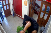 Komšija pretukao tinejdžera u zgradi u Novom Beogradu: Kamere sve snimile, mladić mirno stajao! (FOTO/VIDEO)