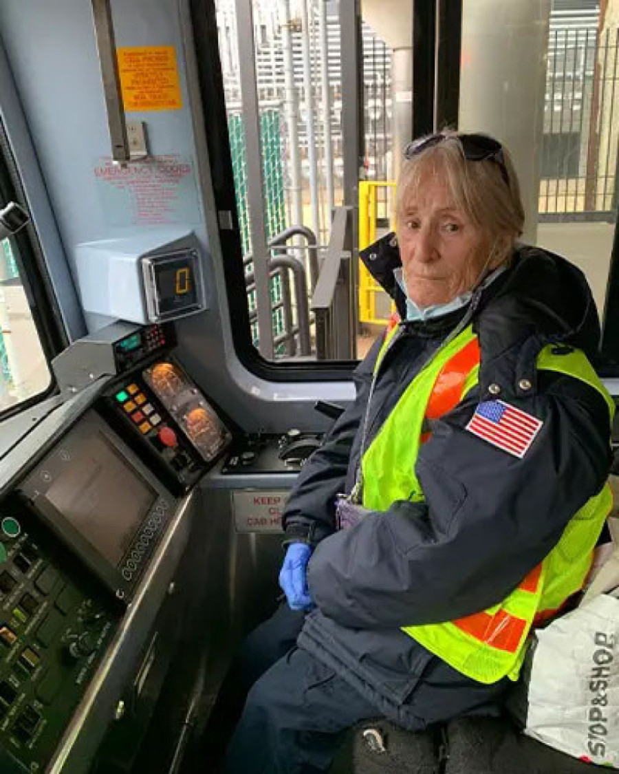 Ova baka ima 81 godinu i obožava svoj posao: Proglašena za najstarijeg mašinovođu na svetu, a penzija joj nije još u planu! (FOTO)