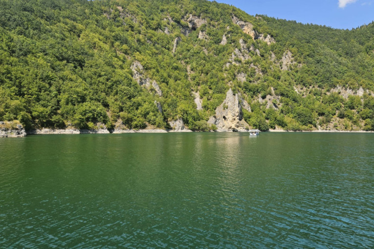 Ovo srpsko jezero pravi je letnji hit: Na hiljade turista iz čitavog sveta stiže podno planine Zlatar (FOTO)