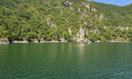 Ovo srpsko jezero pravi je letnji hit: Na hiljade turista iz čitavog sveta stiže podno planine Zlatar (FOTO)
