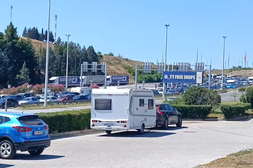 Iiii, počelo je! Velike gužve na graničnom prelazu Evzoni, kilometarske kolone (VIDEO)