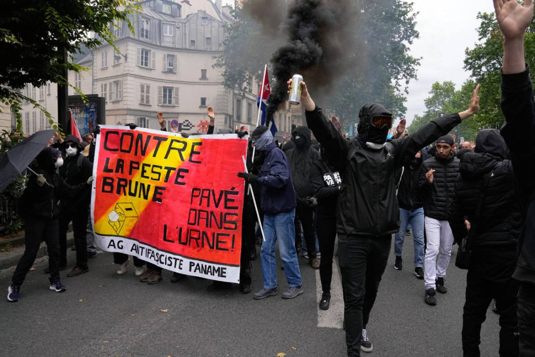 Protesti u Parizu! Policija baca suzavac na demonstrante (FOTO/VIDEO)