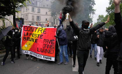Protesti u Parizu! Policija baca suzavac na demonstrante (FOTO/VIDEO)