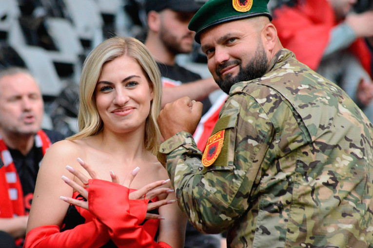 Novi skandal albanskih navijača u Nemačkoj, a domaćin ćuti! Stradala je srpska trobojka! (VIDEO)