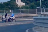 Ministar policije ima zbog čega da bude ponosan: Policajac pomogao starijoj gospođi da pređe ulicu (VIDEO)